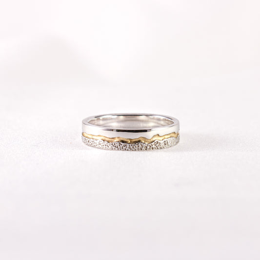 Bague en argent recyclés. Rainures en or 18k recyclés.
