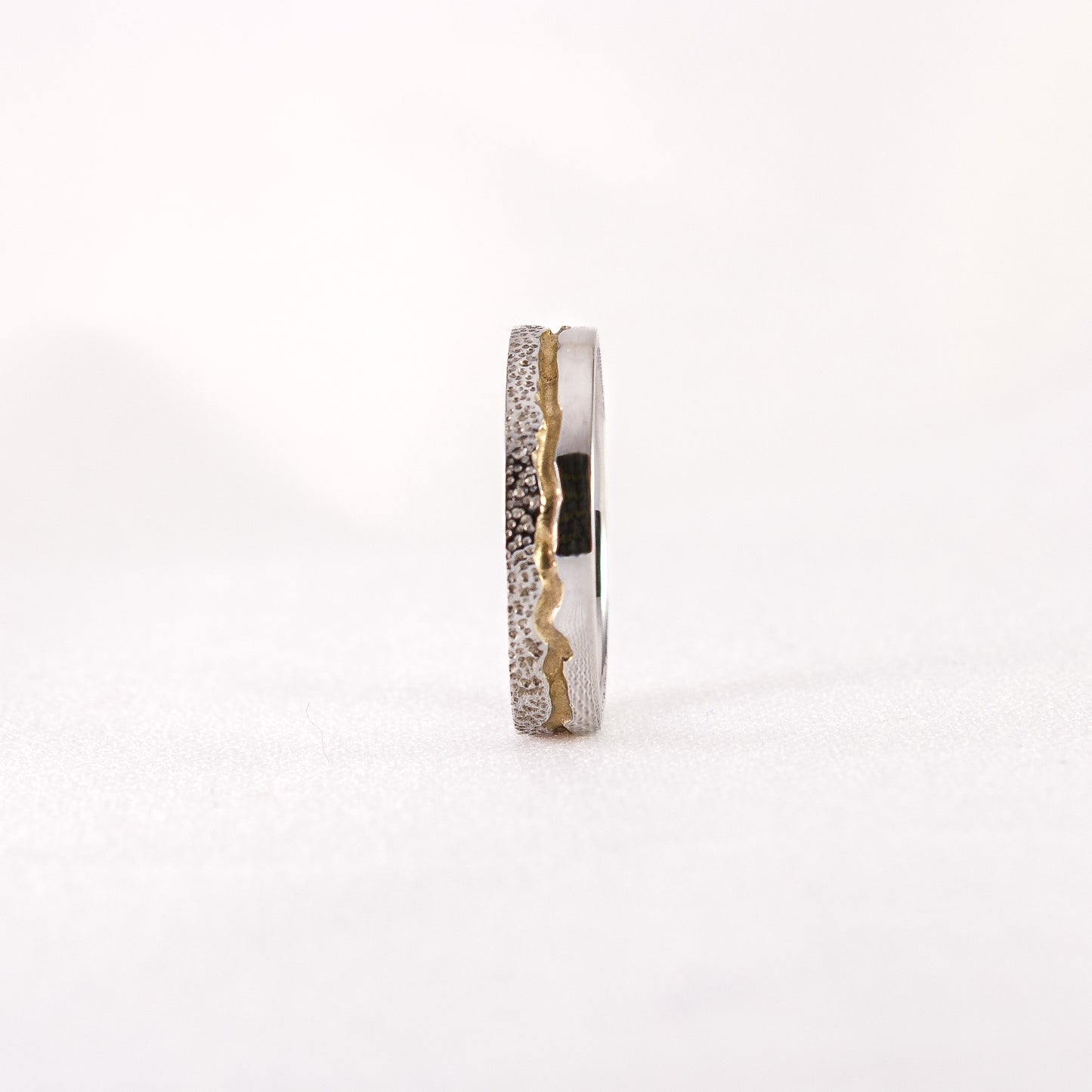 Bague en argent recyclés. Rainures en or 18k recyclés. 