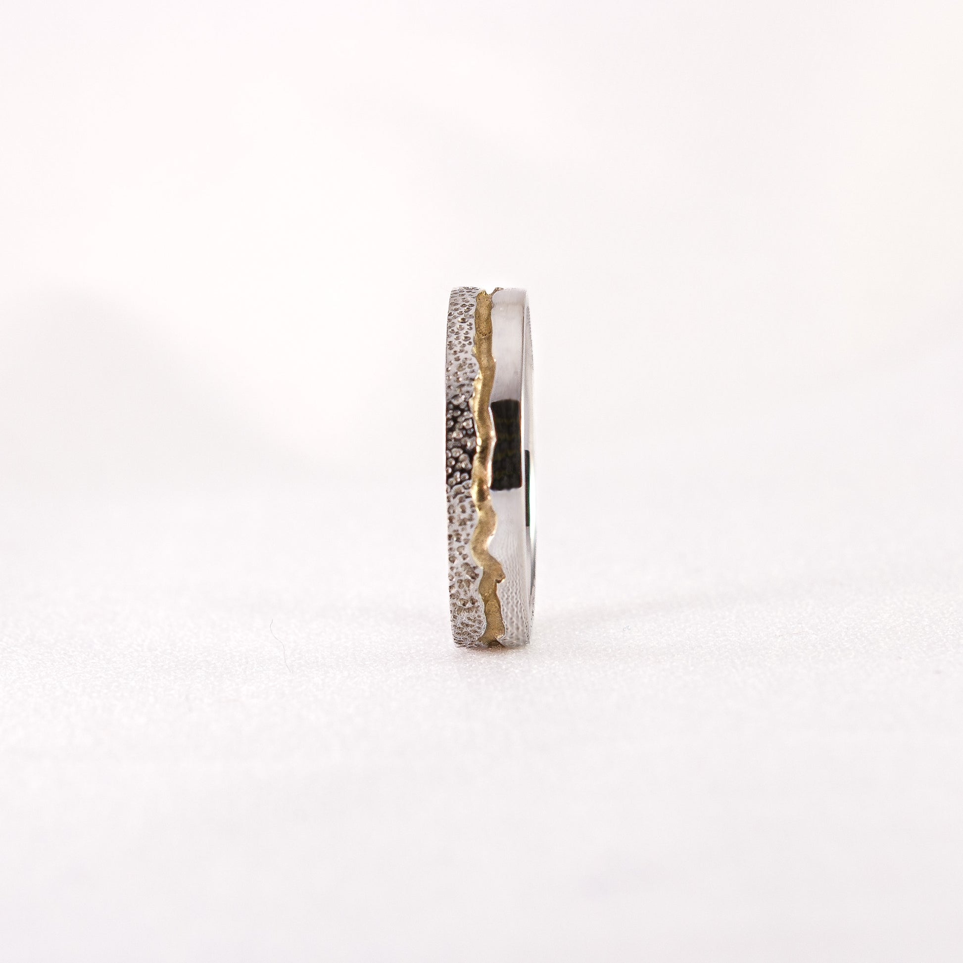 Bague en argent recyclés. Rainures en or 18k recyclés. 