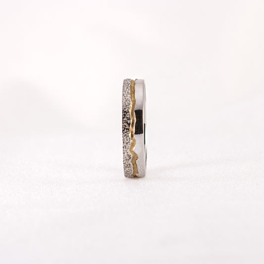 Bague en argent recyclés. Rainures en or 18k recyclés. 