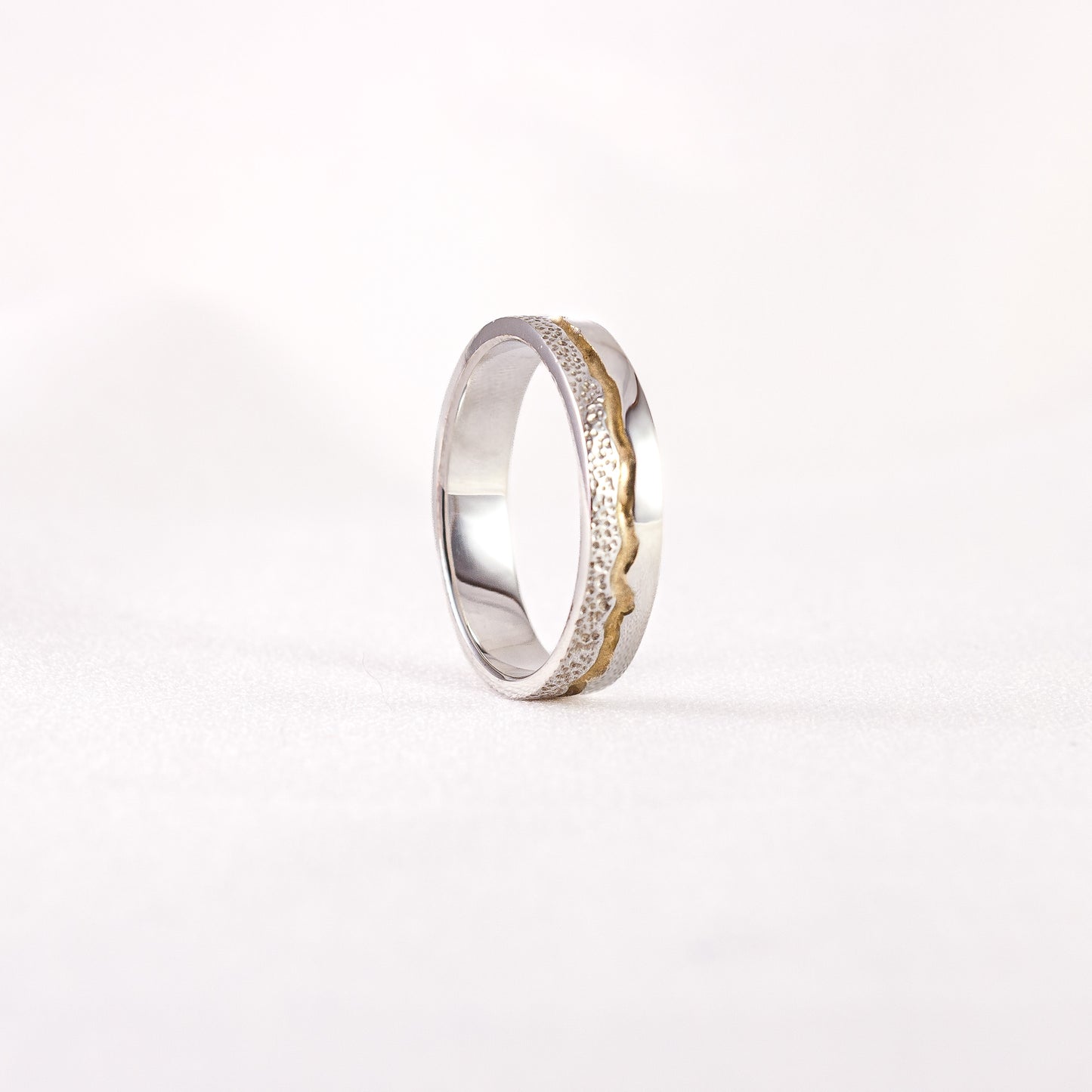 Bague en argent recyclés. Rainures en or 18k recyclés. 