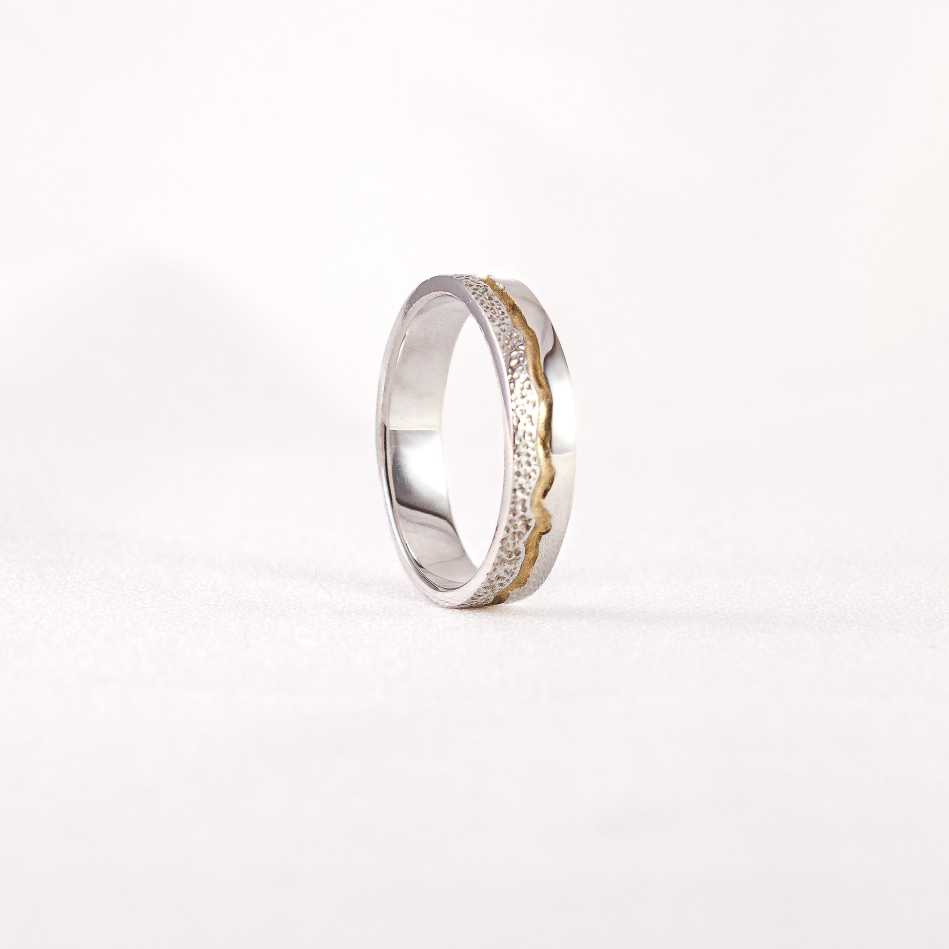 Bague en argent recyclés. Rainures en or 18k recyclés. 